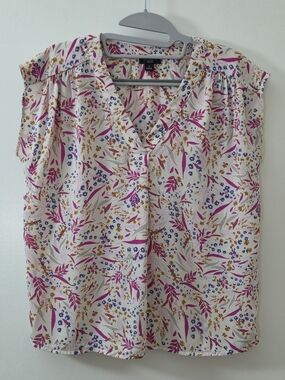 Ann Taylor Factory Petite Floral V-Neck Blouse